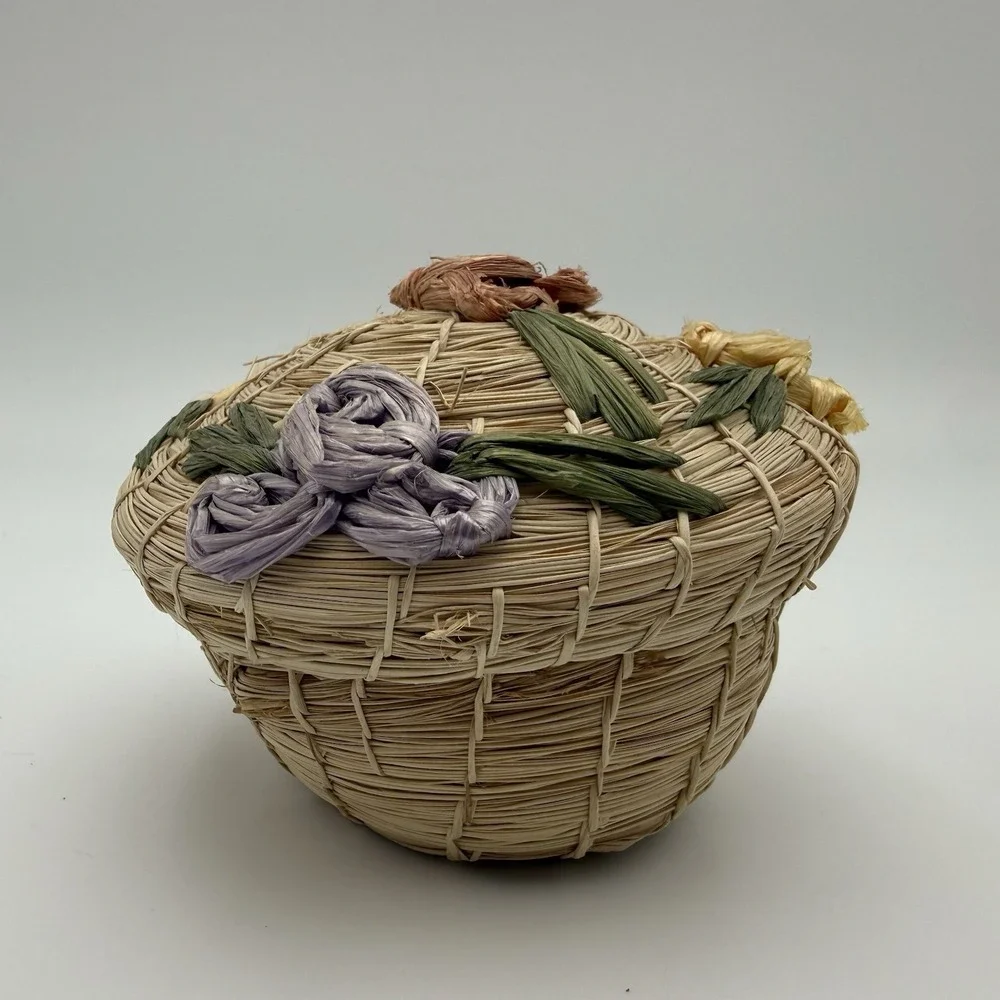 Vtg Woven Straw Basket Lidded Raffia‎ Trinket Box Cream Floral Design Boho MCM